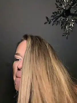 Snapshot of vinique99 chatting on February 4, 3:23 am vinique99 online show from February 4, 3:23 am