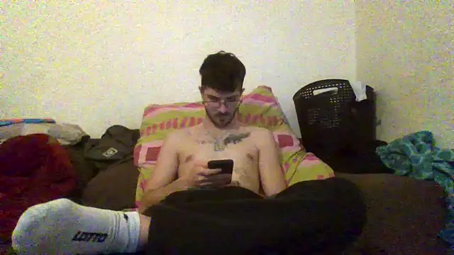 Snapshot of atreus69big chatting on April 20, 8:21 pm atreus69big online show from April 20, 8:21 pm