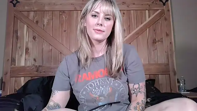 Snapshot of onesmittenkitten chatting on May 19, 5:41 pm onesmittenkitten online show from May 19, 5:41 pm