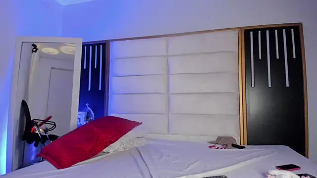 Snapshot of JuliMonroe19 chatting on February 24, 12:58 pm JuliMonroe19 online show from February 24, 12:58 pm