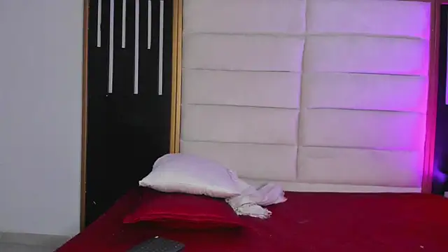 Snapshot of JuliMonroe19 chatting on March 4, 1:06 pm JuliMonroe19 online show from March 4, 1:06 pm