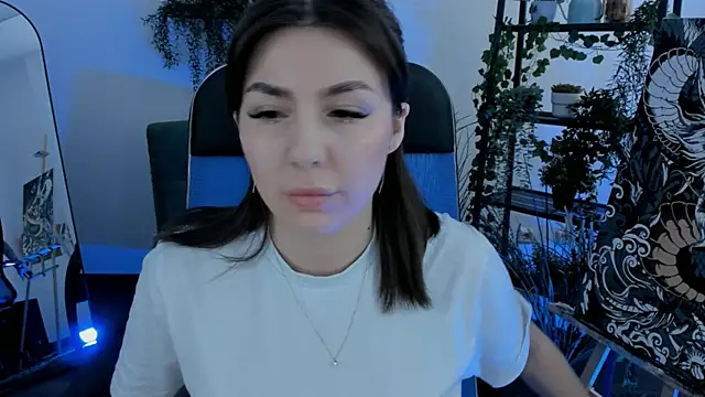 Snapshot of DiRosie chatting on April 19, 8:13 am DiRosie online show from April 19, 8:13 am
