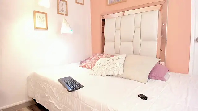 Snapshot of Kloebaby_ chatting on April 30, 8:26 pm Kloebaby online show from April 30, 8:26 pm