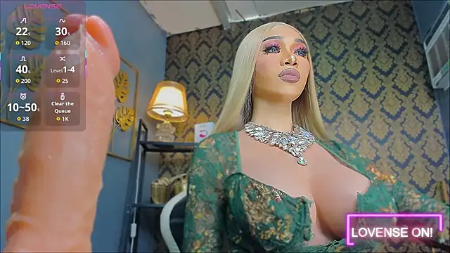 Snapshot of CelinaWintour chatting on January 6, 7:23 am CelinaWintour online show from January 6, 7:23 am