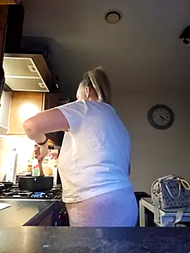 Snapshot of theblondecocklover chatting on January 15, 4:22 pm theblondecocklover online show from January 15, 4:22 pm