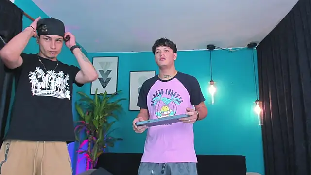 Snapshot of Oficial_KingOfHeavens chatting on December 21, 9:22 pm Oficial KingOfHeavens online show from December 21, 9:22 pm