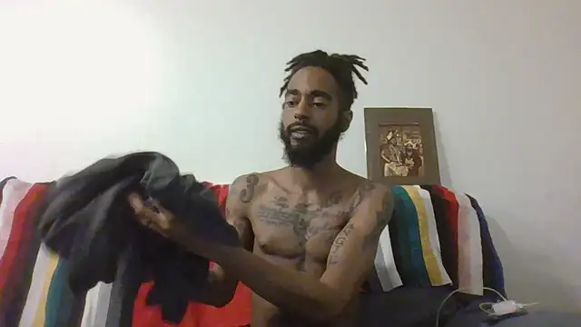 Snapshot of AverageAnt_ chatting on February 18, 2:40 am AverageAnt online show from February 18, 2:40 am