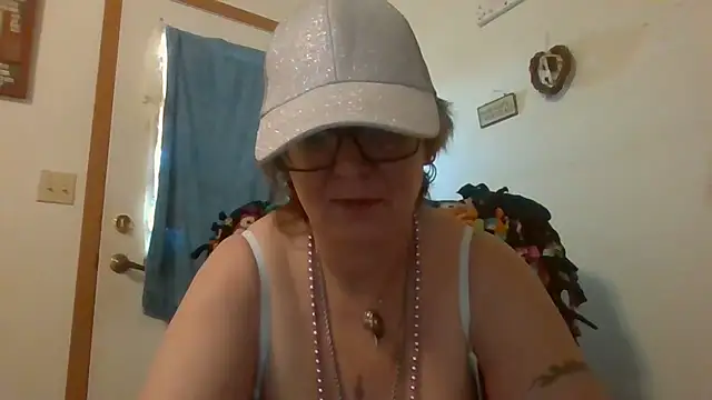 Snapshot of becky1111 chatting on May 6, 2:55 pm becky1111 online show from May 6, 2:55 pm