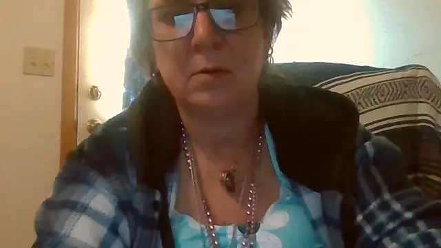 Snapshot of becky1111 chatting on May 9, 12:38 am becky1111 online show from May 9, 12:38 am