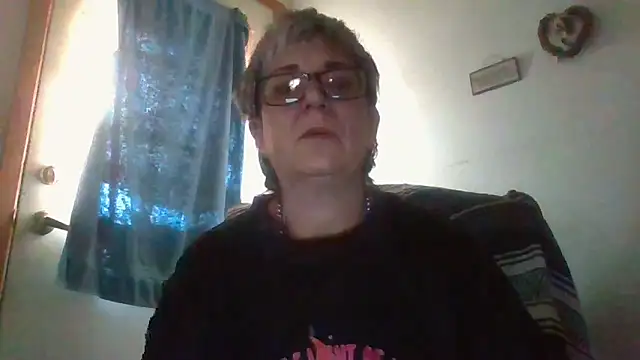 Snapshot of becky1111 chatting on May 12, 10:29 pm becky1111 online show from May 12, 10:29 pm
