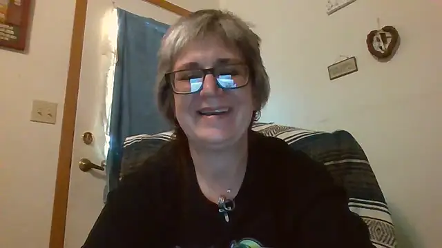 Snapshot of becky1111 chatting on May 16, 12:18 am becky1111 online show from May 16, 12:18 am