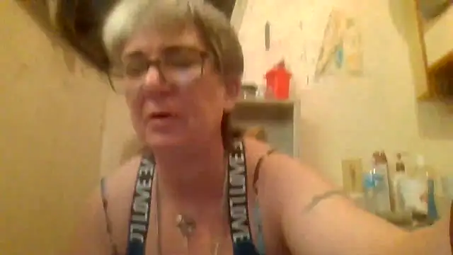 Snapshot of becky1111 chatting on May 24, 2:33 pm becky1111 online show from May 24, 2:33 pm