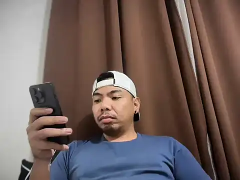 Snapshot of chubbybear_08 chatting on February 8, 6:33 pm chubbybear 08 online show from February 8, 6:33 pm