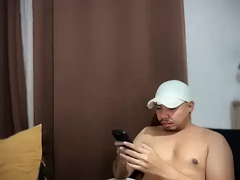 Snapshot of chubbybear_08 chatting on February 20, 5:26 am chubbybear 08 online show from February 20, 5:26 am