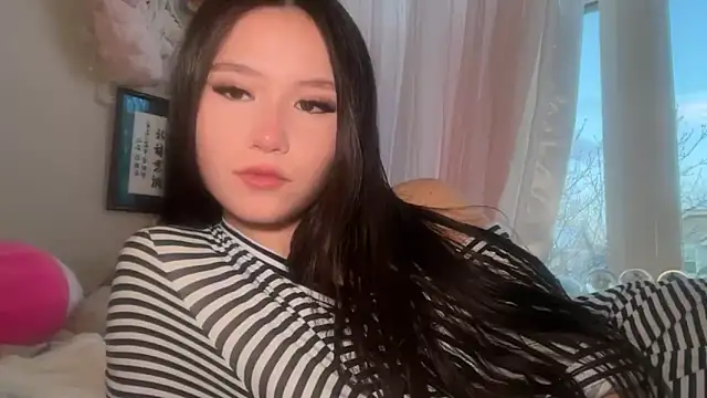 luvvivii online show from April 18, 1:42 am