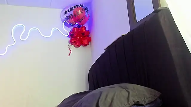 Snapshot of Lili_Evanss chatting on March 13, 6:25 pm Lili Evanss online show from March 13, 6:25 pm