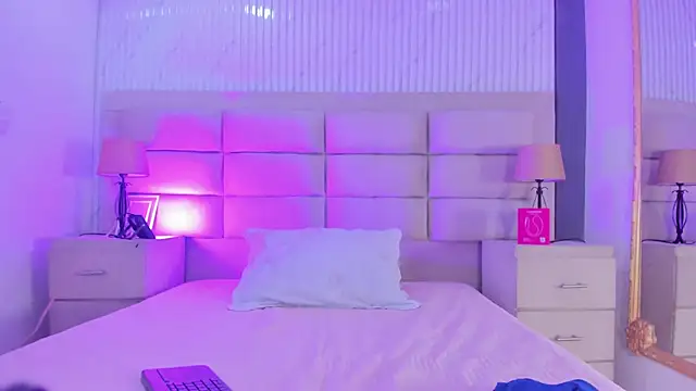 ManuelaEvans  online show from February 19, 9:00 pm