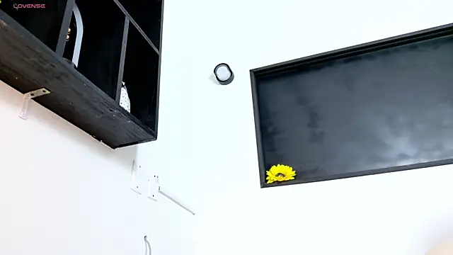 Emilyy05  online show from April 6, 4:32 am