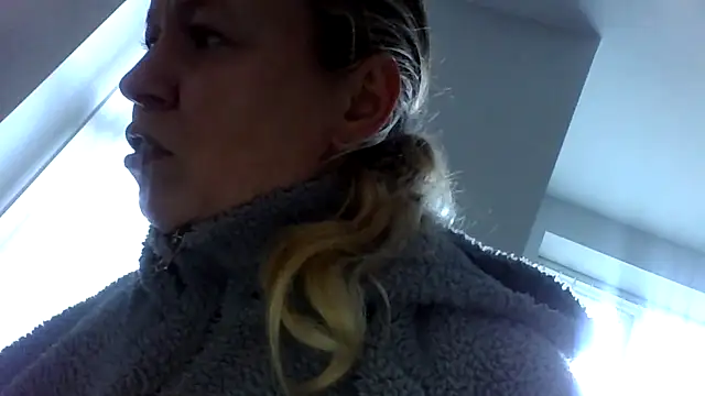 jennyblondeuk online show from March 17, 4:32 pm