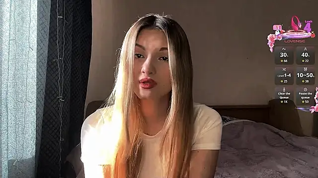 Snapshot of EmllyLighty chatting on February 11, 8:41 am EmllyLighty online show from February 11, 8:41 am