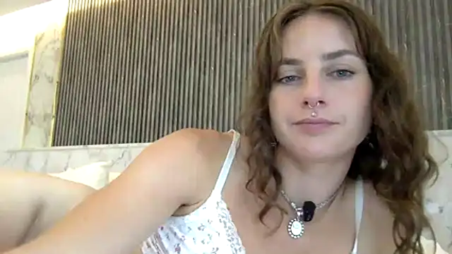 Snapshot of miamiamuse chatting on January 6, 1:53 am miamiamuse online show from January 6, 1:53 am