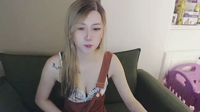 Snapshot of whitecat13 chatting on April 21, 11:16 am whitecat13 online show from April 21, 11:16 am