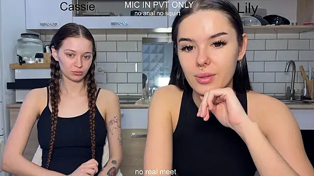 Snapshot of girls_secrets chatting on February 13, 10:33 am girls secrets online show from February 13, 10:33 am