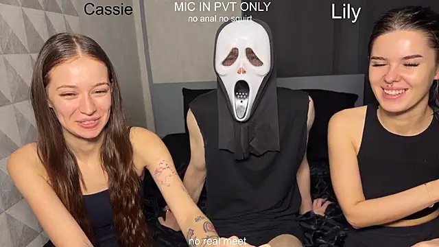 Snapshot of girls_secrets chatting on February 17, 11:29 am girls secrets online show from February 17, 11:29 am