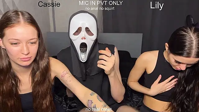 Snapshot of girls_secrets chatting on February 21, 11:22 am girls secrets online show from February 21, 11:22 am