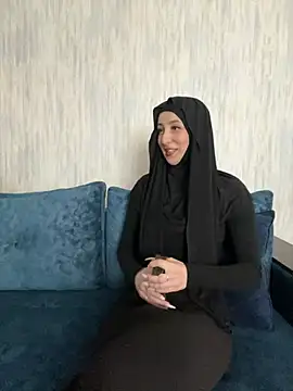 Snapshot of LuxBrunette_ chatting on April 20, 5:10 am LuxBrunette online show from April 20, 5:10 am