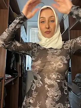 Snapshot of LuxBrunette_ chatting on May 22, 6:09 am LuxBrunette online show from May 22, 6:09 am