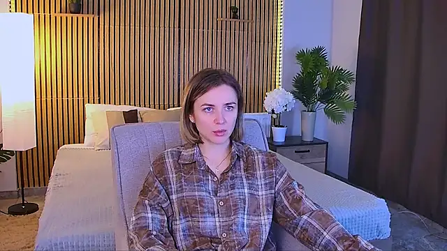 EmeraldGlow online show from April 18, 2:32 pm