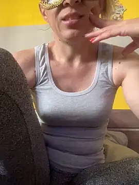 Snapshot of SexyMamiVee chatting on May 6, 10:42 am SexyMamiVee online show from May 6, 10:42 am