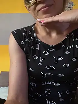 Snapshot of SexyMamiVee chatting on June 15, 3:14 pm SexyMamiVee online show from June 15, 3:14 pm