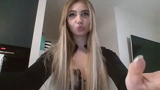 Snapshot of TeenLily chatting on February 25, 7:56 pm TeenLily online show from February 25, 7:56 pm