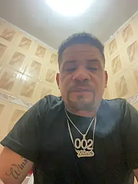 Snapshot of Dominicanobb chatting on February 6, 2:05 am Dominicanobb online show from February 6, 2:05 am