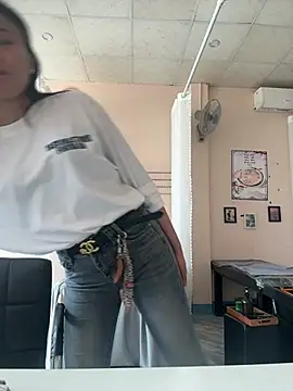 Snapshot of Chiipp69 chatting on February 23, 5:05 am Chiipp69 online show from February 23, 5:05 am