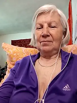 Snapshot of KlaudiaDarling chatting on April 20, 8:17 am KlaudiaDarling online show from April 20, 8:17 am