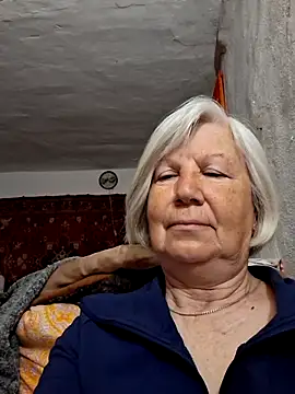 Snapshot of KlaudiaDarling chatting on May 2, 2:27 am KlaudiaDarling online show from May 2, 2:27 am