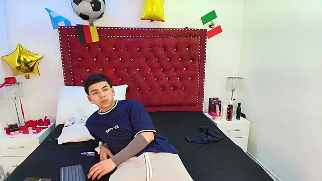 Snapshot of Jaden_and_sofia chatting on June 30, 3:07 am Jaden and sofia online show from June 30, 3:07 am