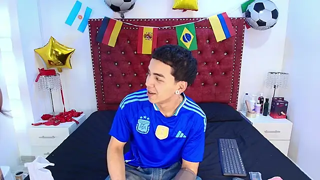 Snapshot of Jaden_and_sofia chatting on July 3, 4:08 am Jaden and sofia online show from July 3, 4:08 am