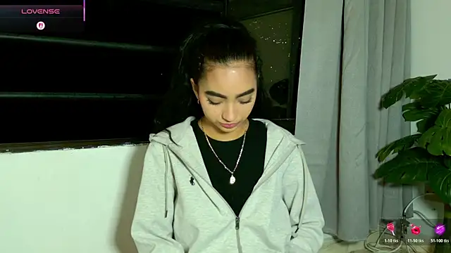 Snapshot of adelineevs chatting on July 13, 12:02 am adelineevs online show from July 13, 12:02 am