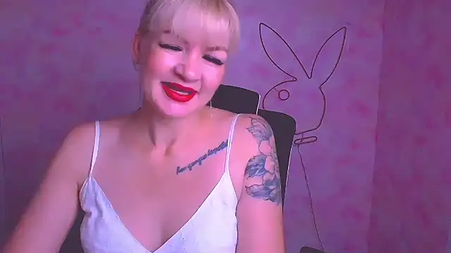 Snapshot of Madonna_Fire chatting on June 26, 11:47 am Madonna Fire online show from June 26, 11:47 am