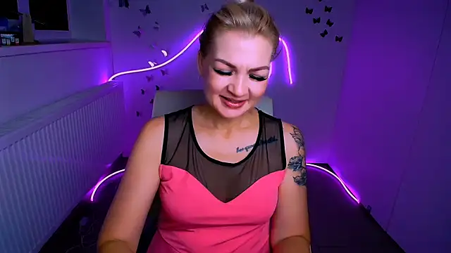 Snapshot of Madonna_Fire chatting on July 31, 11:53 am Madonna Fire online show from July 31, 11:53 am