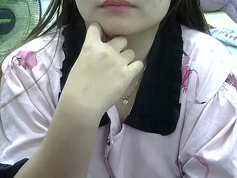 Snapshot of Sarah_no_land chatting on May 10, 7:13 am Sarah no land online show from May 10, 7:13 am