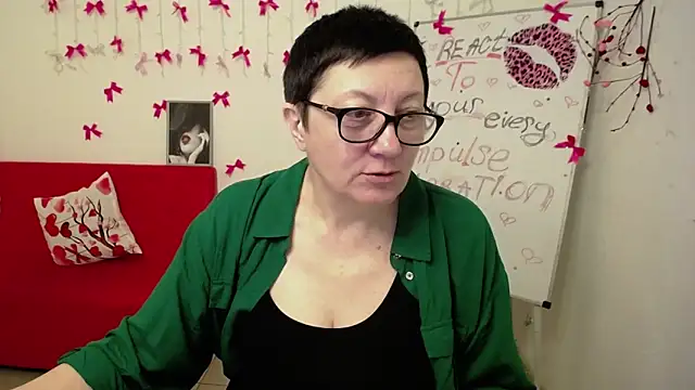 EmilyL0ve online show from March 11, 6:25 pm