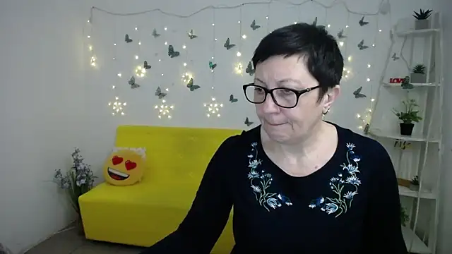 EmilyL0ve online show from March 28, 6:13 am