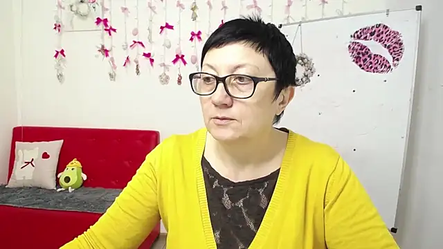 EmilyL0ve online show from April 5, 5:37 am