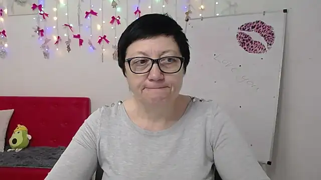 Snapshot of EmilyL0ve chatting on April 19, 5:18 am EmilyL0ve online show from April 19, 5:18 am