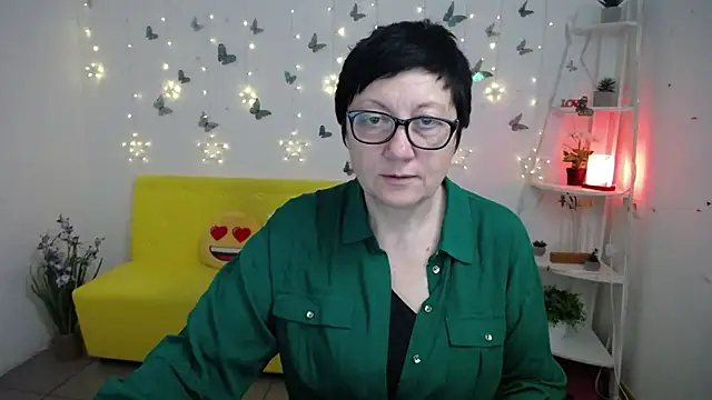 Snapshot of EmilyL0ve chatting on April 22, 5:14 pm EmilyL0ve online show from April 22, 5:14 pm